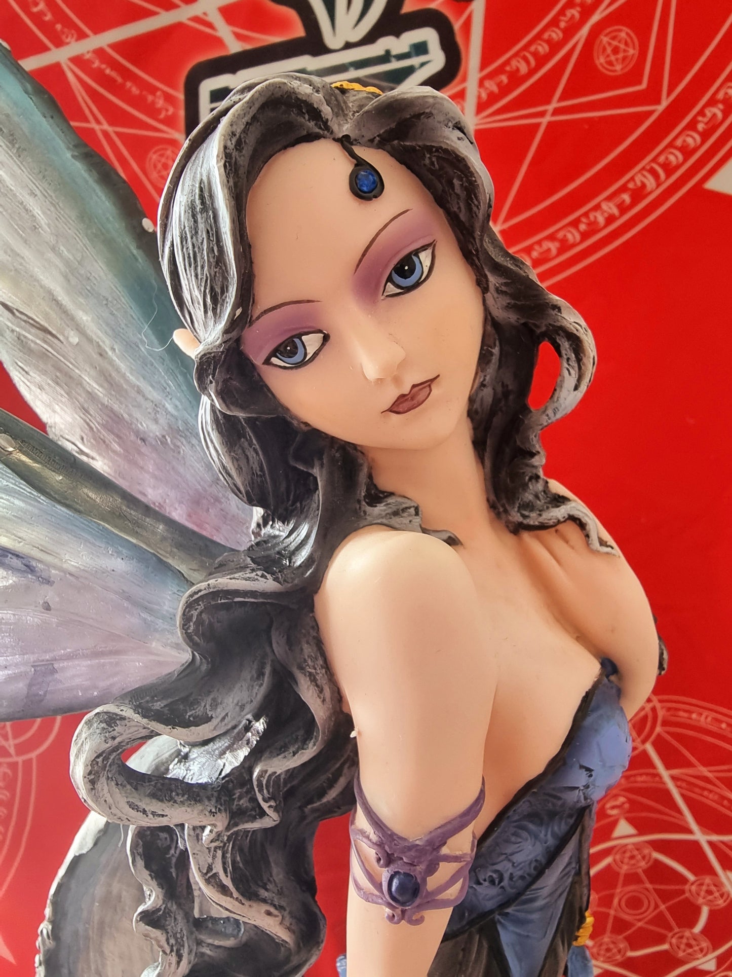 FATA CON LUPI E SCETTRO