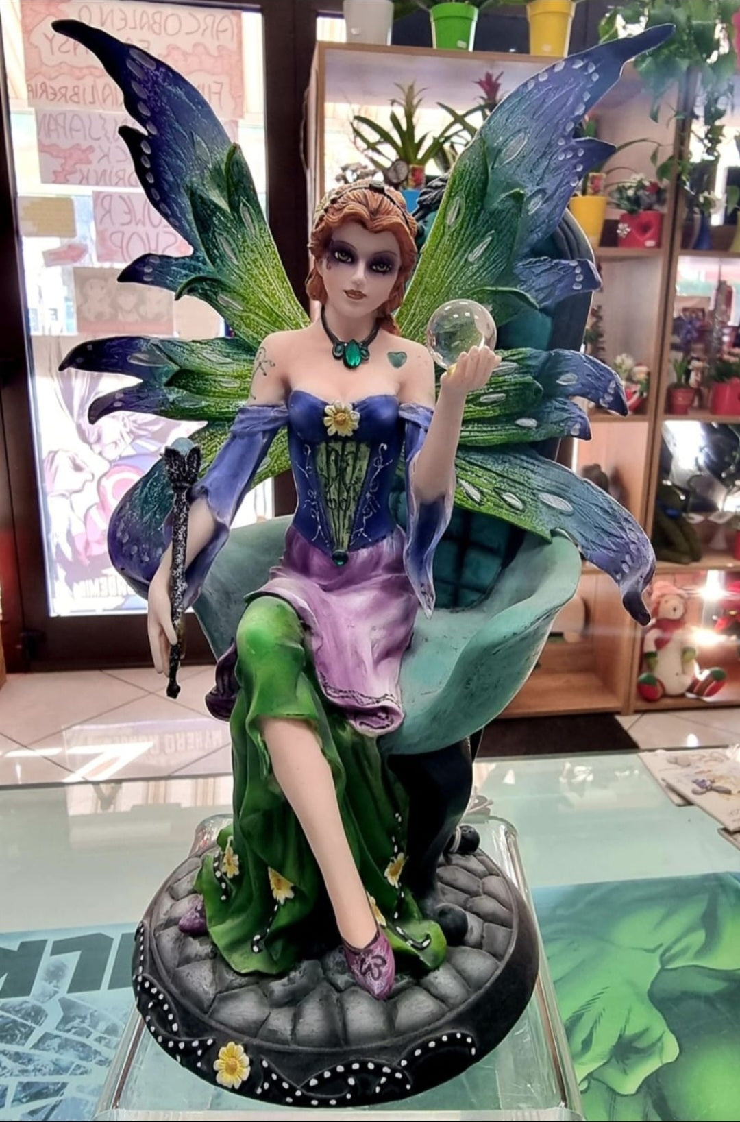 FATA SEDUTA SUL TRONO