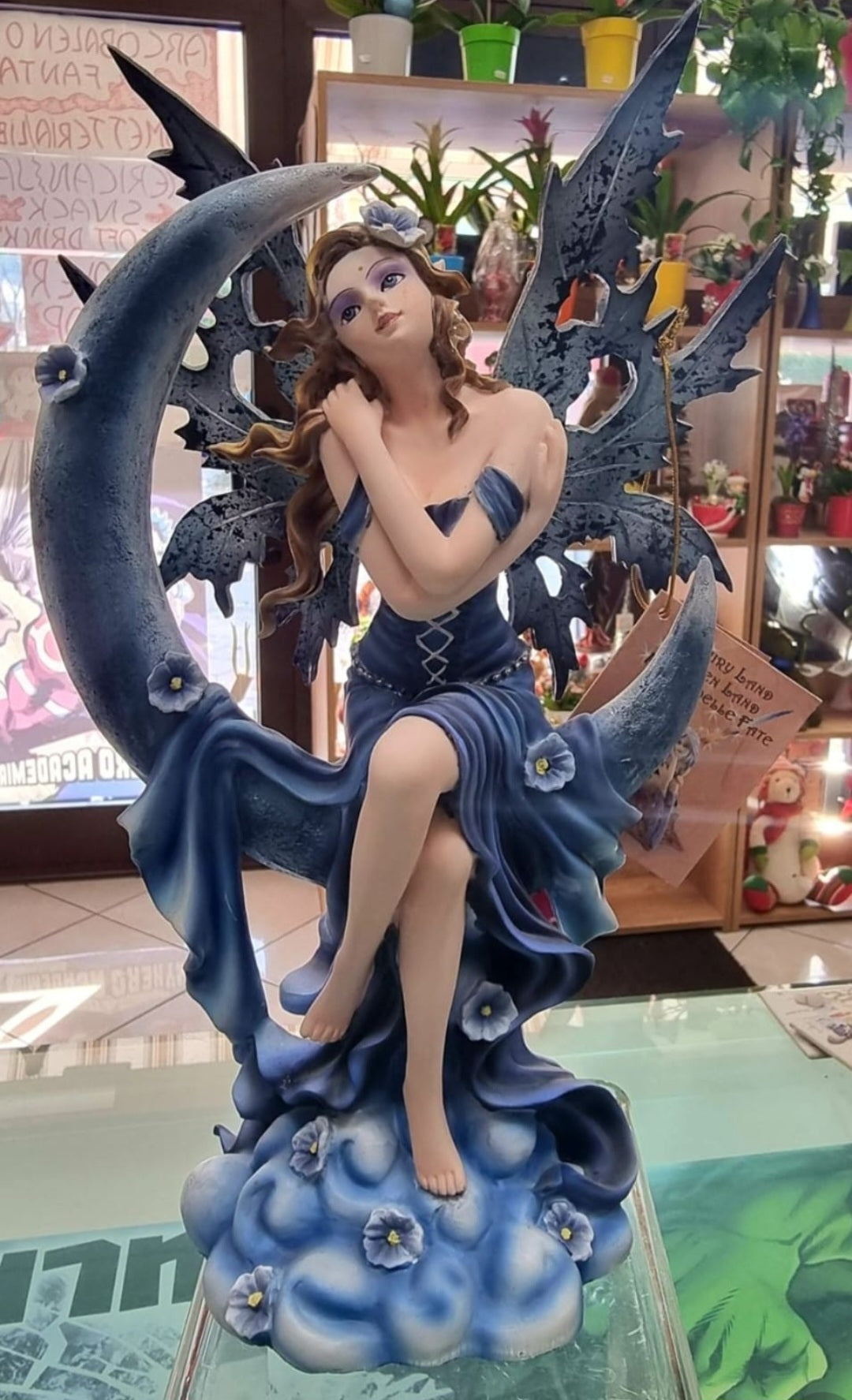 FATA BLU SEDUTA SULLA LUNA