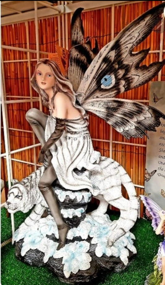 FATA CON TIGRE BIANCA